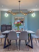 SUPERB CENTRAL HOUSE, MODERN DESIGN, FREE PARKING FOR 2 VEHICLES, PRIVATE GARDEN, Prime Central Location, Near M1 & Airport