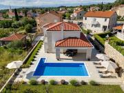 Holiday Home Schone Villa mit Pool- Meerblick- Strand by Interhome