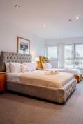 Westons Penthouse sleep 11, 8 Beds Free Parking