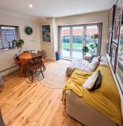 Queens Park 1-Bedroom Apt with mini Garden near Notting Hill & Little Venice