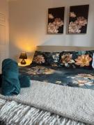 Sunshine Bay, 5 mins to beach w pool pet friendly