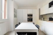 GuestHost - Bright Flat near Stazione Centrale