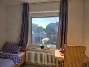 Ein ruhiges Zimmer mit gemeinsam genutzte Bad und Küchengeräte