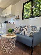 Havenly Stay A Tiny Home Central Location with Firepit & Spa