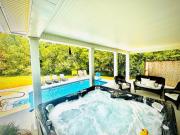 Bourbon Trail Pool & Hot-Tub FUN-ZONE! Game Room! Pool Table! Golden Tee! Ping Pong! Luxurious and Spacious Master Bedroom! Fishing Offsite!