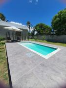 Casa Amora em condomínio, 3 quartos sendo 1 suíte a 1500m da praia