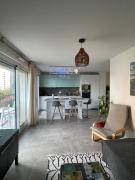 Apartment Zénith Charm of Barry Gardens- private parking