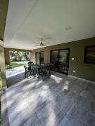 Casa con amplio jardín y pileta privada