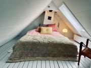 Classic townhouse near beach park and metro