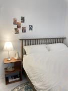 Hongik Station 5min,Airport Railroad, Airport Bus,Near Shopping Mall,Myeongdong,Itaewon,2Rooms