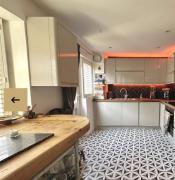 Central Cute Garden Cottage Close to Town & Beach