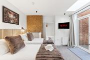 Stylish Home - Pool table, Virgin TV, Fast Wifi, Garden and Self-Check-In by Yoko Property