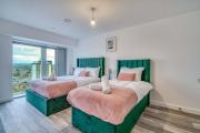 2-BR City View Apartment - Near Salford Royal