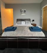 Sleek Private Studio with Netflix in Moseley