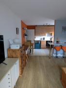 The Dreamcatcher apartment - Free parking - 5 minute walk to Fleet train station