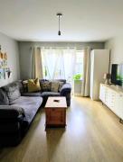 The Dreamcatcher apartment - Free parking - 5 minute walk to Fleet train station