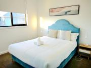 5BR 2story house, free parking, close to parks, golf course, supermarkets, & transport