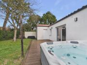 Maison tout confort pour 6 avec jardin et jacuzzi