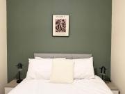 3BR Contractors Stay in Ammanford with Parking and Wi-Fi