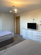 Large 4 bed contractor House sleeps 7