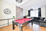 Spacious 4 bed home near London ExCel sleeps 8 Pool table and free parking