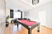 Spacious 4 bed home near London ExCel sleeps 8 Pool table and free parking