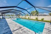 CoralVilla Sparkle Blue - large pool & spa, modern, quiet, cozy, BBQ grill