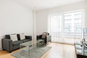 New! Cosy 1BR Penthouse with Balcony by Canary Wharf