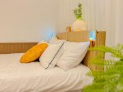 Comma house - Hanok Sensation Free Parking Hongik University Station 6 minutes Red Road 3 minutes Luggage Storage 2 Rooms