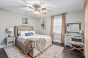 Quaint house, king bed 2min from down town