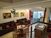 Duplex com churrasqueira, piscina, ar-condicionado nas suítes e garagem fechada, a 400m da praia