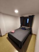 Habitación con baño privado y cama nueva doble en parque principal