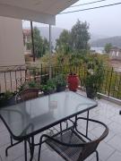 Bright Seaside Apartment, 200m from the Beach, Itea