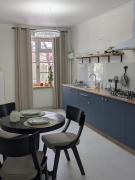 Royal Kamianets Apartment , центр Старого міста , 100м до Ратуші , вид на сквер та історичний центр