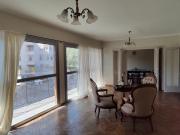 5 ambientes nuevo con balcón y patio en el centro