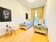 Private Rooms in Spacious 5-Bedroom Apartment Near Train Station