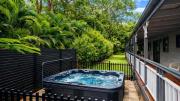 Glenview Paradise - Luxury 4 BR Family stay with Spa near Mooloolaba