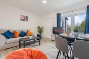 Perfect for Group Contractors Relocators Stay Near Centre Fully Equipped 4BR Cozy Home Retreat With Free Parking