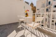 Charming Studio & 1BR Apartments Near Sea by Beyond air! Great Location!