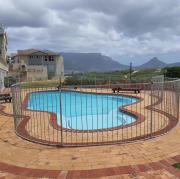 Cozy Apartment with Table Mountain and beach views