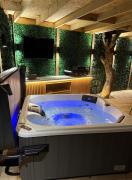 Rural Romantic Cabin-Hot Tub & Outdoor Kitchen