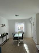 Mirela modern apartment near the beach, Novalja