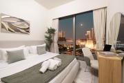 INCREDIBLE BURJ KHALIFA & DUBAI FOUNTAIN Views - 2 BR Luxury Apartment - Sanctuary Stays