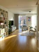 Farverigt Hus Med To Haver I Valby