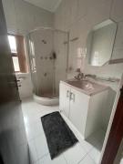 Bo-Kaap Queen Room Wooden Floors & High Ceilings