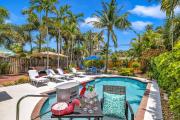 Steps to Beach, Pool and Walk to Dining and Shopping