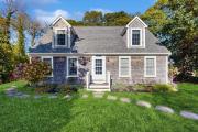 2 Mi to Beach and Dtwn Vineyard Haven! Home with Deck