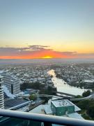 4 Bedroom Huge Sub Penthouse Oracle Level 31 Magnif VIEWS 260m2 Family Skyhome Sleeps 8 Adults and 2 Children, Sofa Bed Portacot, High Chair Central to Everything Resort Skyhome 5 STAR Luxury