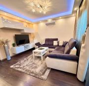 Local-Lux Apartment 3 Rooms - 2 x Free Parking & Balcony