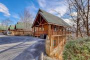 Peaceful cabin in a gated community w Free Attraction Tickets & private hot tub